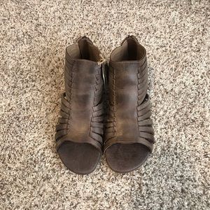 Roan Gladiator Style Sandals. Size 8.5. NWT.